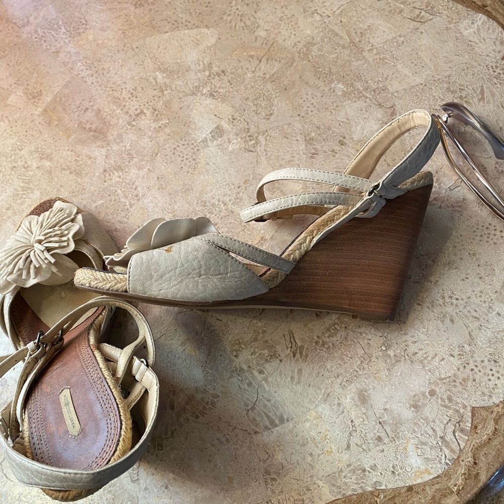 Max Studio Wedge Heels - Picture 2 of 6